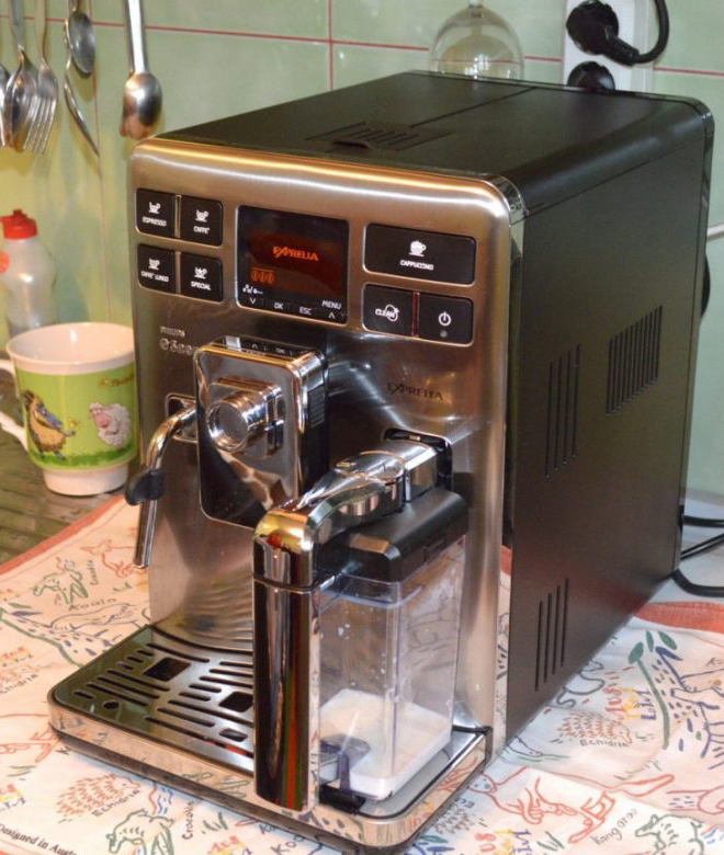Фото автоматической кофемашины Saeco для зернового кофе с капучинатором
