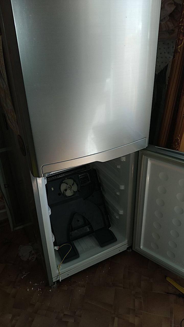 Фото серого холодильника Samsung (Самсунг)