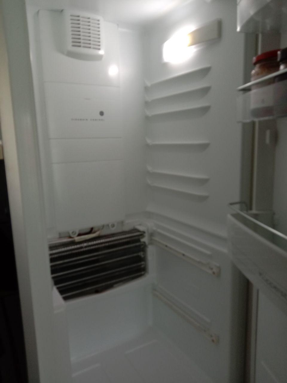 Фото открытого холодильника бренда General Electric (Дженерал Электрик)